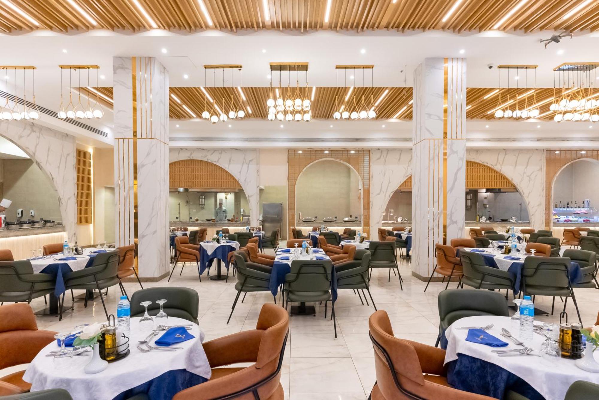 The V Luxury Resort Sahl Hasheesh Hurghada Exteriör bild The interior of the restaurant