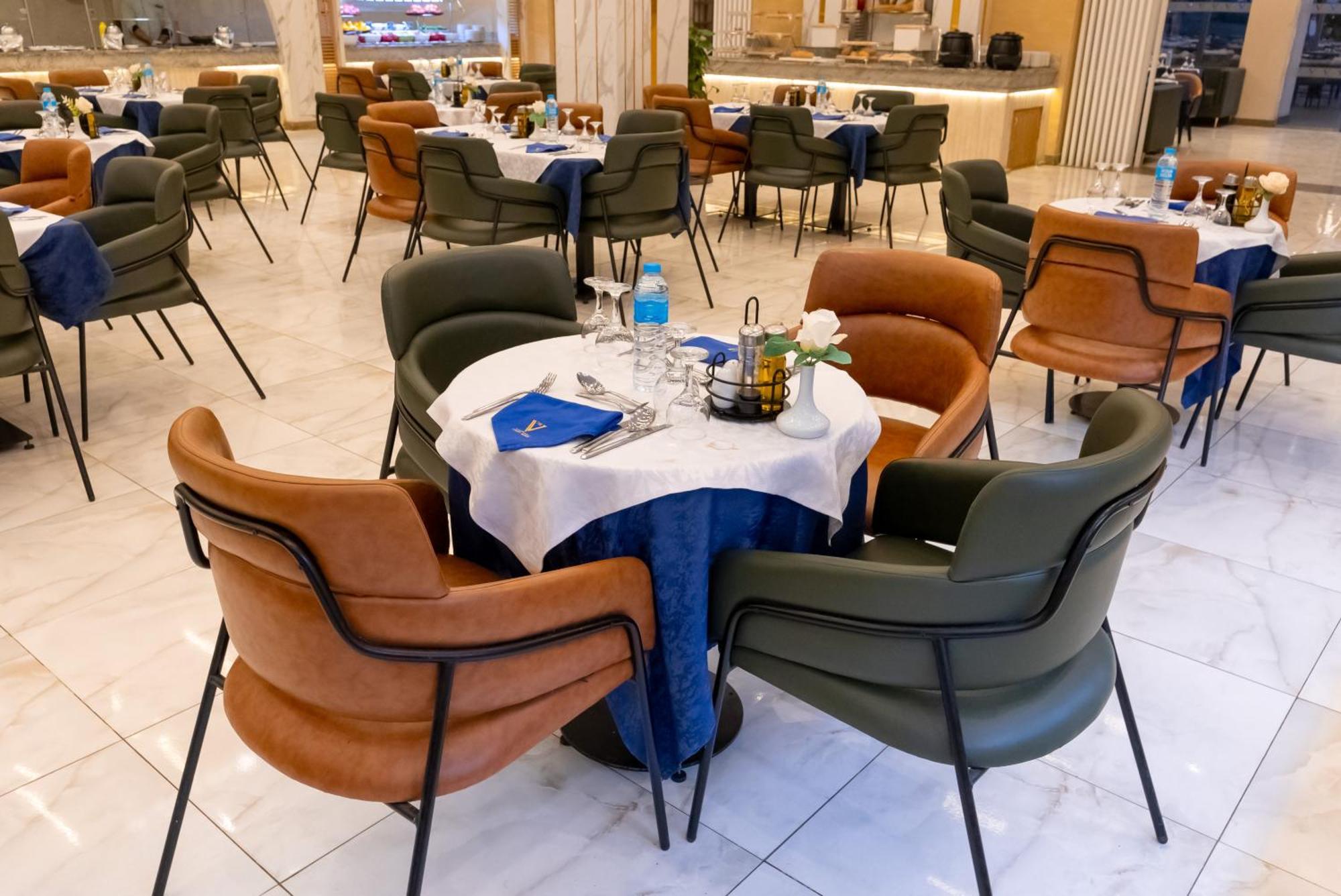 The V Luxury Resort Sahl Hasheesh Hurghada Exteriör bild The interior of the restaurant