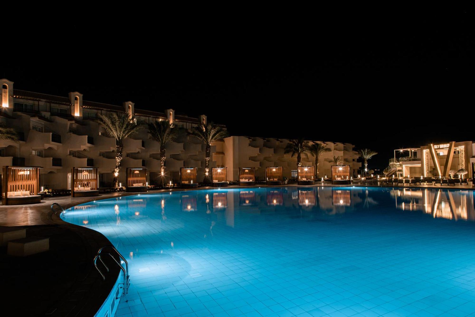 The V Luxury Resort Sahl Hasheesh Hurghada Exteriör bild The pool at the resort at night