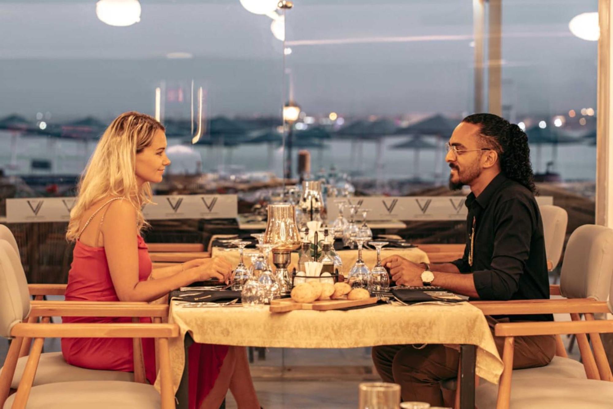 The V Luxury Resort Sahl Hasheesh Hurghada Exteriör bild A couple dining at the restaurant