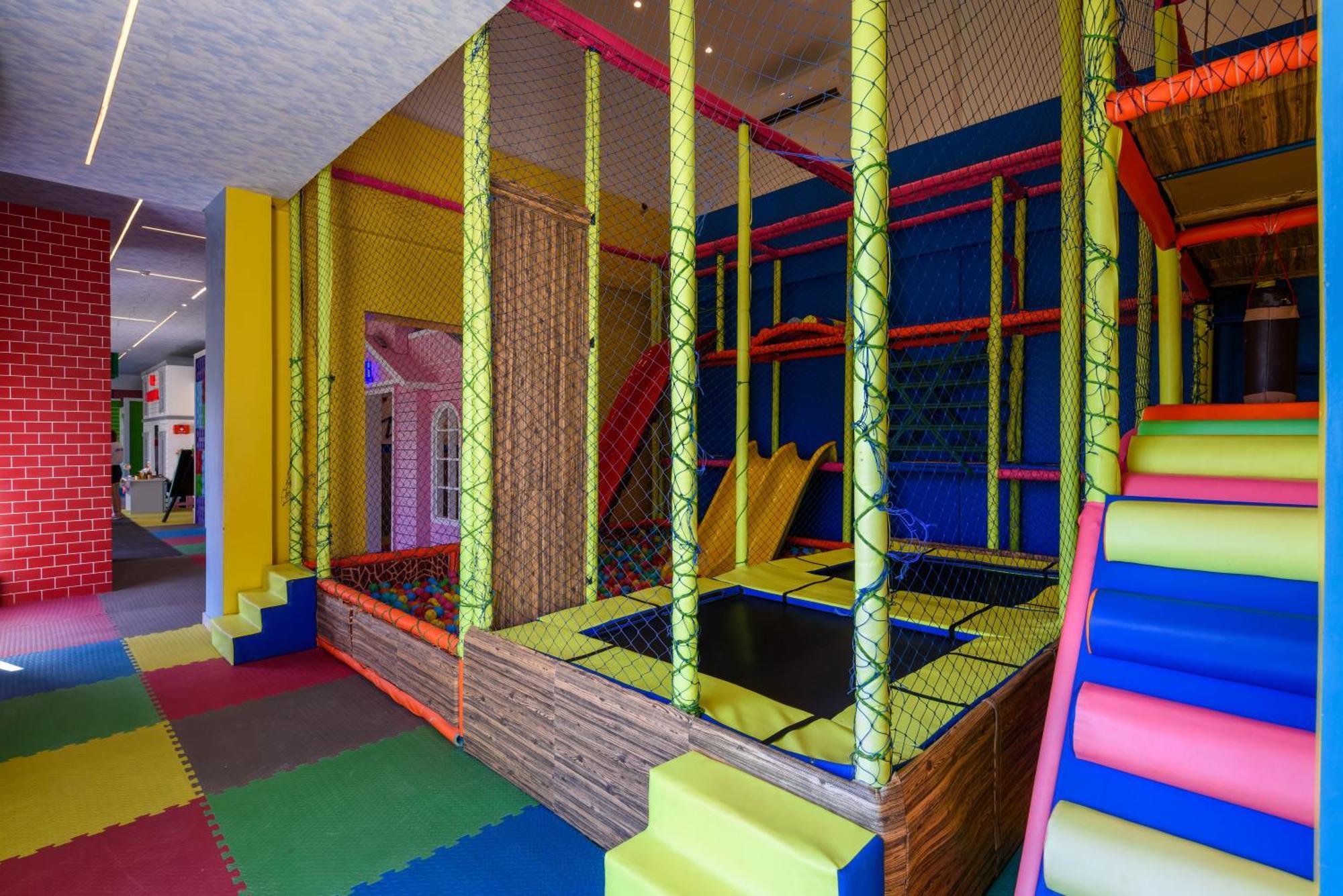 The V Luxury Resort Sahl Hasheesh Hurghada Exteriör bild Playground in the shopping mall